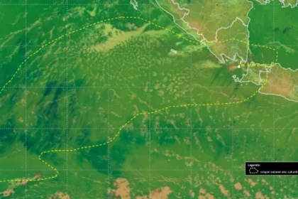 Satellite image of the eastern Pacific Ocean off Central America, with a yellow dashed boundary outlining a volcanic ash advisory area and a small inset legend.