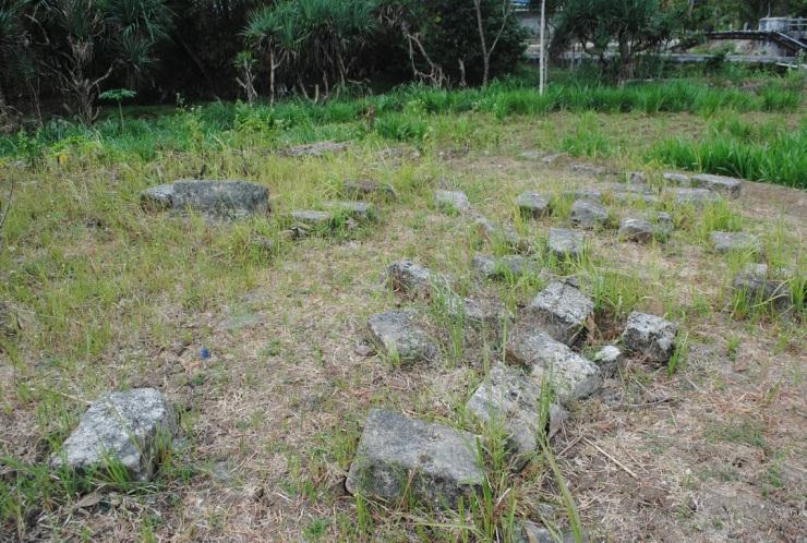 04f77c4dbb90d6beaf01f712cf4e016e - Mabur.co Grassy clearing with irregular gray stones arranged in a circular ring and trees in the background.