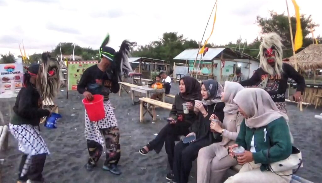 Sejumlah Nelayan Pantai Congot Pilih Mengamen Saat Sedang Berhenti Melaut