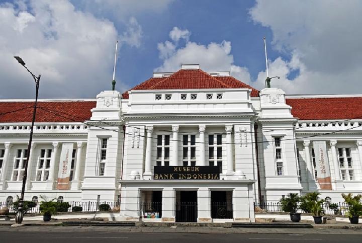 Front facade of the Bank Indonesia Museum: a white, neoclassical building with red-tiled roof and columns on a city street.
