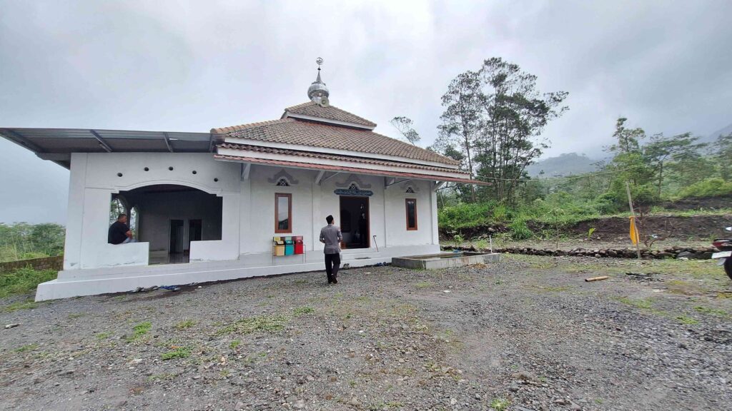 Hancur Tersapu Awan Panas, Masjid di Lereng Merapi Buka Seminggu Sekali
