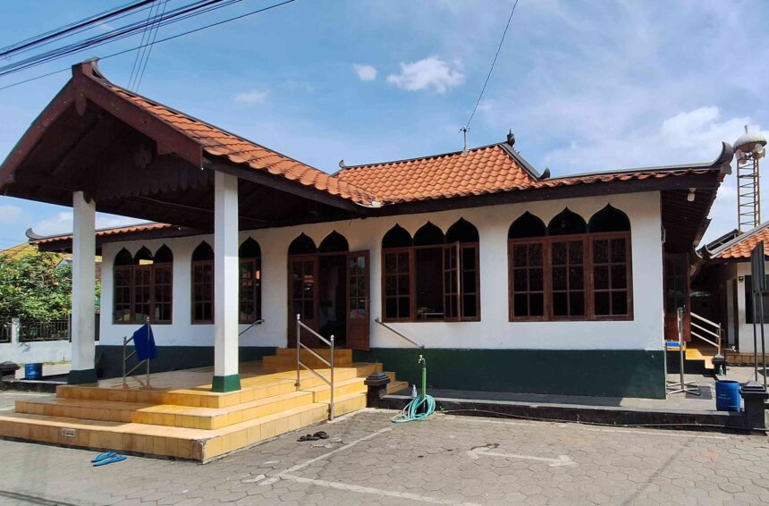 20260508_112209 - Mabur.co Front view of a white building with orange tiled roof, arched windows, and a yellow-tiled entrance stairs leading to a porch.