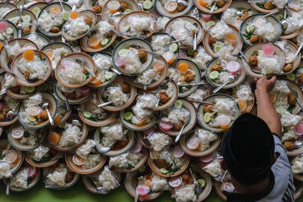 Ini Alasan Masjid Jogokariyan Bagikan Ribuan Takjil Memakai Piring