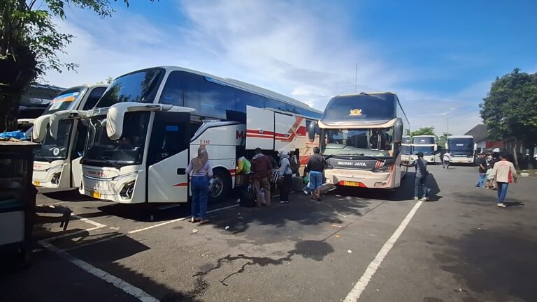 Suasana di Terminal Wates, Kulon Progo. (Foto: Jatmika H Kusmargana