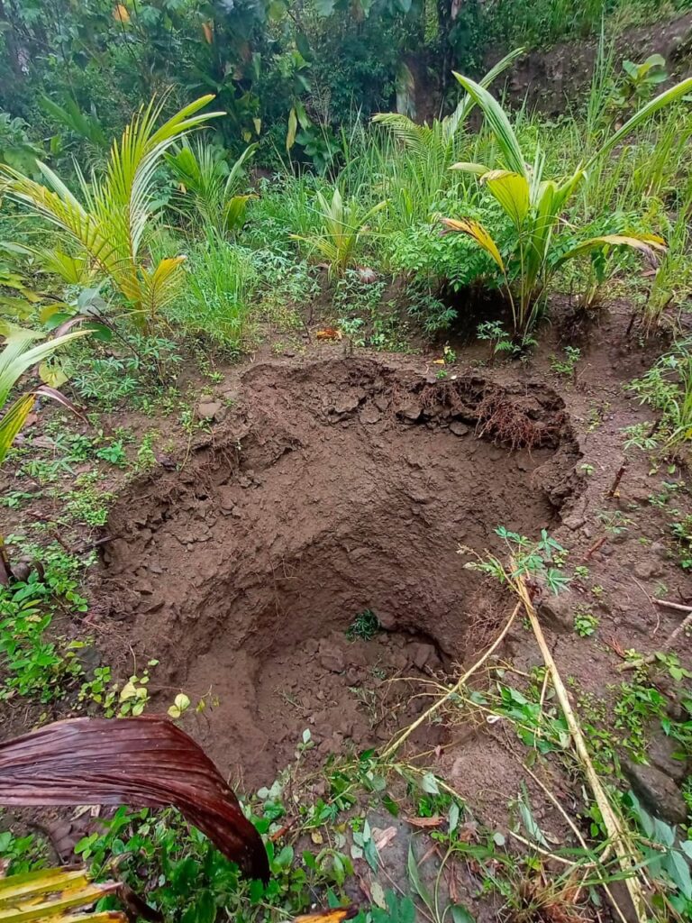 Lubang Misterius Sedalam 5 Meter Muncul di Lahan Pekarangan Warga 