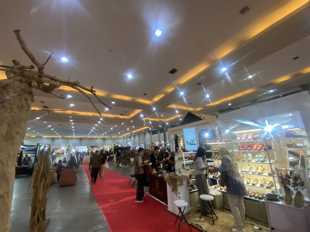 IMG_0452 1 - Mabur.co Indoor trade show or expo hall with shoe booths and a red carpet walkway.