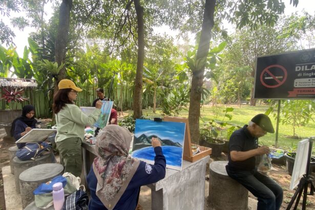 Outdoor painting workshop with people painting on easels among trees and plants in a garden setting.
