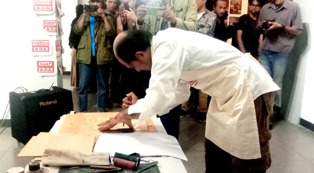 Melukiskan Perjalanan Hidup dengan Cukil Kayu