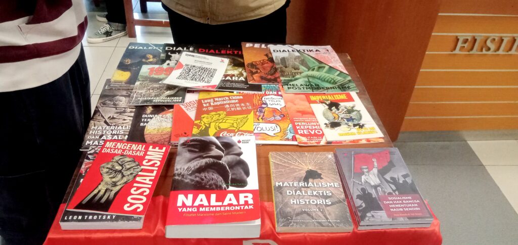 IMG_20260519_144708 - Mabur.co Table with a red cloth displaying many political and historical magazines and books in Indonesian.