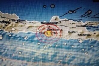 Weather radar map showing a storm near a coastal island, with a red circular target around a yellow center marker and labeled towns nearby.
