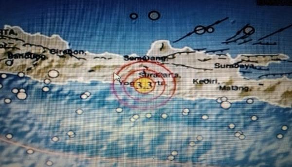 Weather radar map showing a storm near a coastal island, with a red circular target around a yellow center marker and labeled towns nearby.