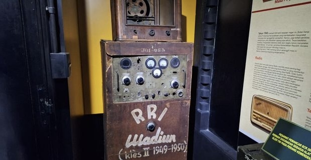 Antique wooden radio/communication cabinet on display with several gauges and knobs, labeled RB1 on the front.