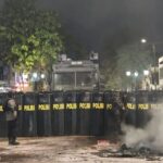 Personel kepolisian mengamankan aksi demonstrasi