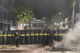 Personel kepolisian mengamankan aksi demonstrasi