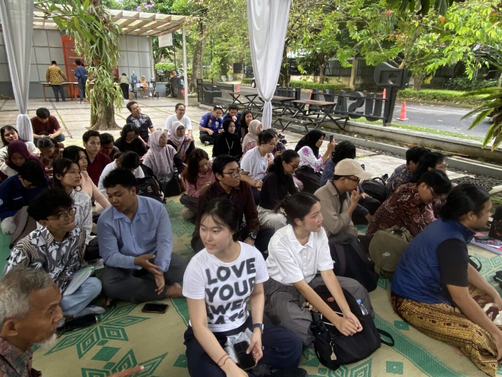 IMG_7005 - Mabur.co Peserta sedang mengikuti Ceramah Pakar Wayang Sebagai Budaya Benda dan Tak Benda yang digelar di Halaman Pusaka Jawa UGM. (Foto; Setiaky.A.Kusuma)