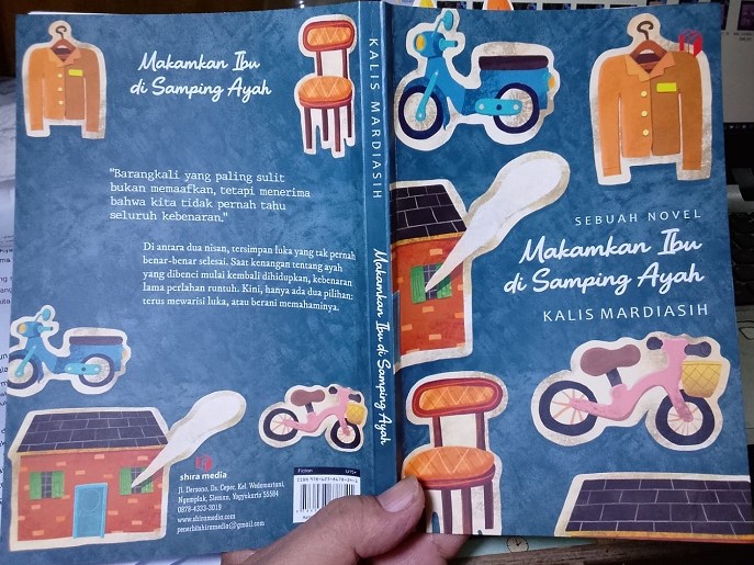 Front and back covers of a blue novel titled'Makamkan Ibu di Samping Ayah' by Kalís Mardiasih, with illustrations of a scooter, chairs, clothes, and rooftops.