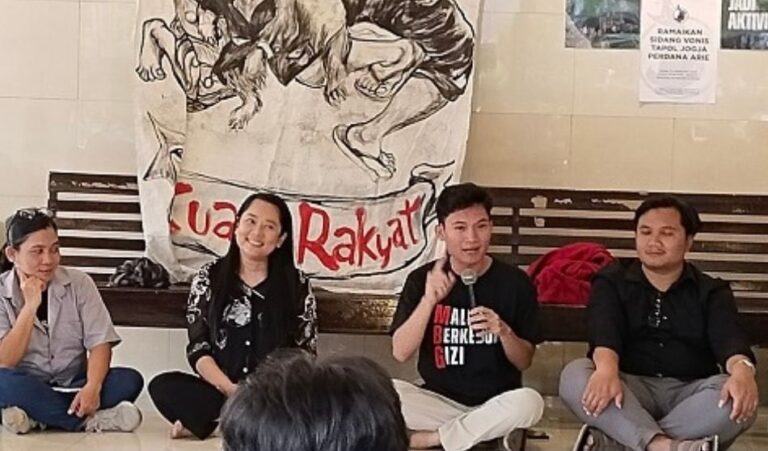 Ketua BEM UGM di UII by Tribunsjogja com - Mabur.co