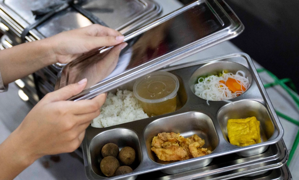 MBG untuk Lansia, Rentan Kontroversi dan Kasus Kesehatan Baru