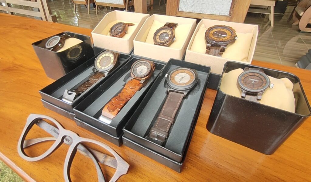 Pemuda Desa Ini Sulap Limbah Kayu Jadi Jam Tangan Mewah 