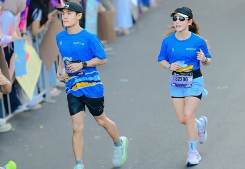 Screenshot_20260621_140158_Instagram - Mabur.co Two runners in matching blue outfits race along a crowd-lined street, bibs visible on their waists.