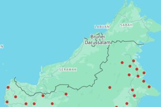 Map of Indonesia with numerous red markers indicating wildfire hotspots across the archipelago; legend mentions estimated fire area and severe fires.