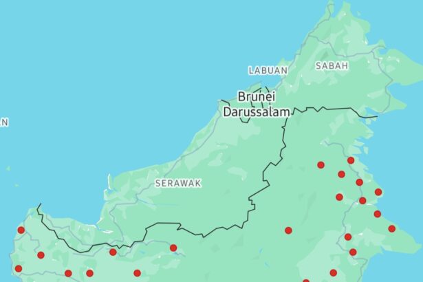 Map of Indonesia with numerous red markers indicating wildfire hotspots across the archipelago; legend mentions estimated fire area and severe fires.