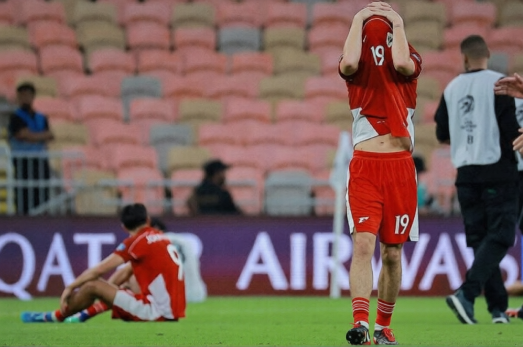 Thom Haye menangis timnas kalah by antara news-ezremove - Mabur.co Soccer scene: a player in red with number 19 stands with hands on head while another teammate sits on the grass in the background.