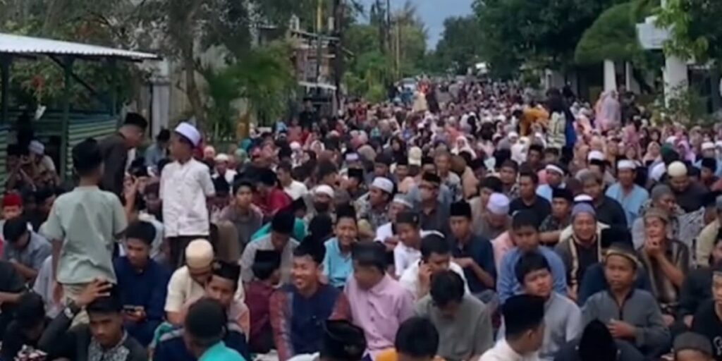 Antre Panjang Warga Sumenep Menanti Tarawih, Dapat Rp300 Ribu