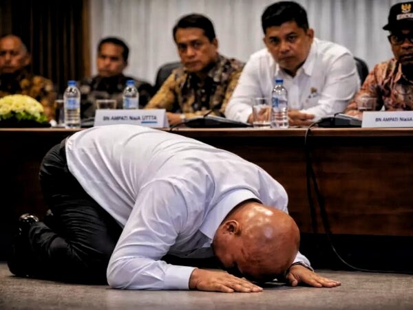 Setelah Sujud, Bupati Amizaro Waruwu Harus Tegak Berdiri