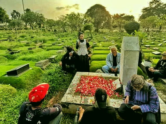 Penyair dan sastrawan ziarah di makam Chairi Anwar (Foto: Ewith Bahar)