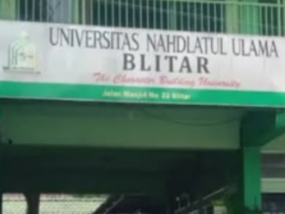 aA - Mabur.co Signboard of Universitas Nahdlatul Ulama Blitar with a green canopy behind it
