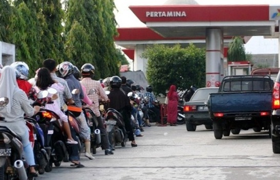 Panic Buying, Sejumlah SPBU di Berbagai Daerah Dipenuhi Antrean Kendaraan