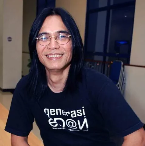 James F Sundah dan Mei yang Tidak Ceria