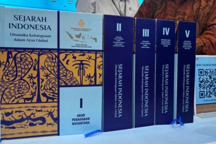 Set of Indonesian history books on a blue display table, blue covers with 'Sejarah Indonesia' and volumes I–V, plus a QR code card on the right, and gold decorative panels behind them.