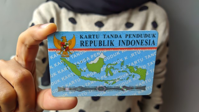 uaiI - Mabur.co Indonesian ID card (KTP) with Garuda emblem and a map of Indonesia being held by a person.