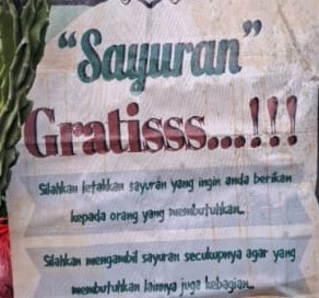 uy5rs - Mabur.co Poster reading'Sayuran Gratis!!!' inviting people to take free vegetables for those in need and to take only what they need so others can have some.