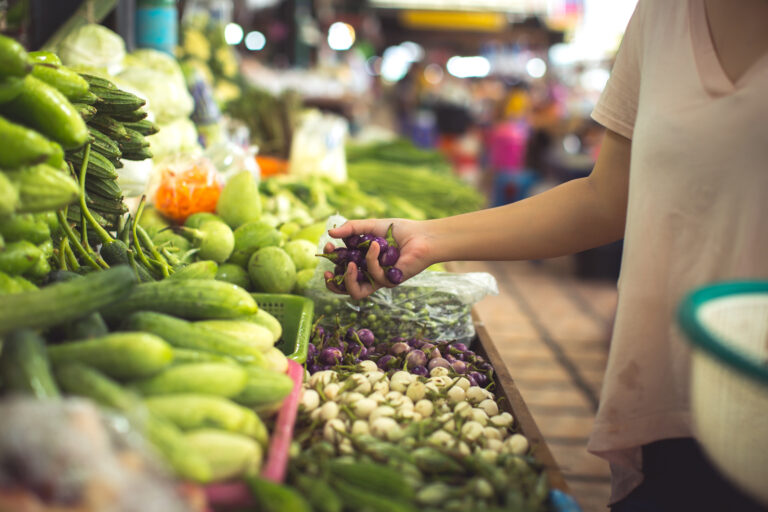 woman shopping organic veggies and fruits - Mabur.co